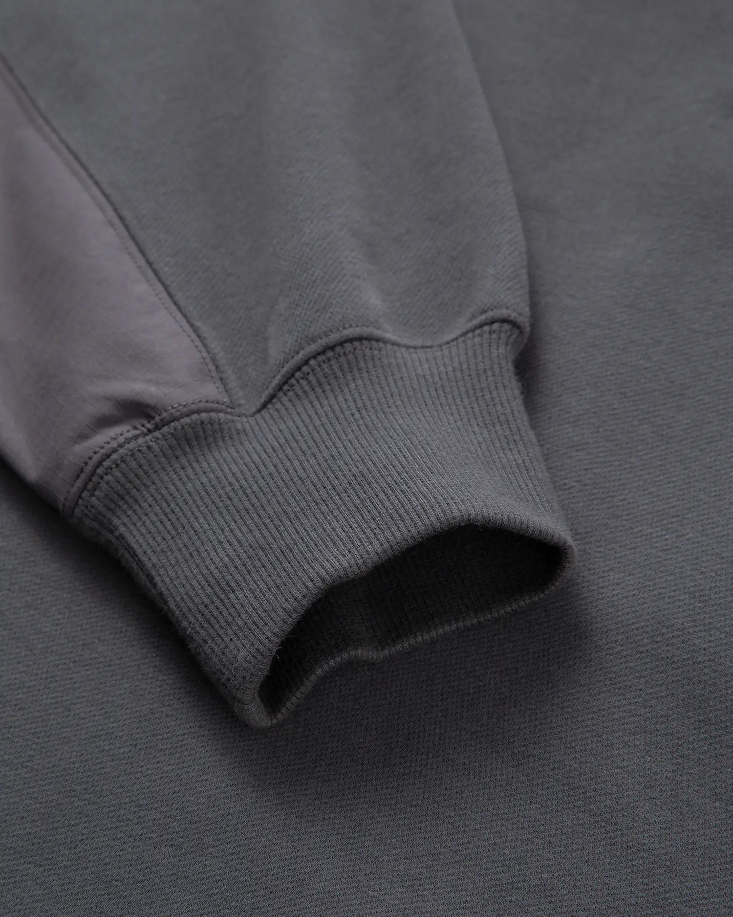 Sweatshirt mit Rundhalsausschnitt und Stoffmischung